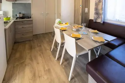 Image de Mobilheim Cosy Kids 4 Zimmer 6 Personen (5 Erwachsene + 1 Baby) + Tv