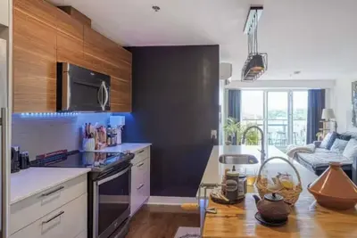Image de Montreal Skyline Sanctuary – Chic & Cozy Living