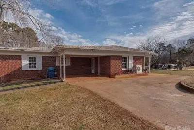 Image de 2-bedroom And 2 Bath house with WiFi, Ac in delightful Forest City