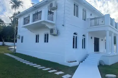 Image de Beach Front 5-bdrm 5. 5 bath home in Cable Beach, near Beaches, hotels & golfing