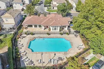 Image de Land House with Fitness Center, Pool, Grill, Garage, close to Downtown & Airport