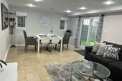 Image de Exclusive Escape- 1 mile to metro w\/ Full kitchen!