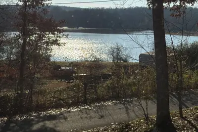 Image de Outdoor paradise! 3 bedroom water view cabin water access near state parks.