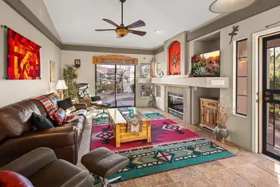 Image de Hidden Gem w/ Community Pool & Spa—Walk to Trails