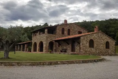 Image de 4-Panoramic farmhouse nestled in the nature of the Tuscan countryside