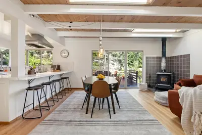 Image de Creekside Retreat~Min to Beach~Hot Tub~Hidden Creek