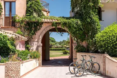Image de Agréable appartement avec climatisation, piscine, Wifi, Tv, terrasse, animaux admis et parking