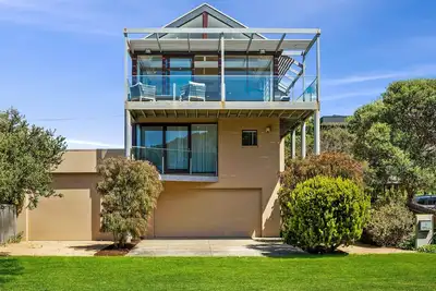 Image de Stunning 3-Storey Coastal Retreat with Breathtaking Water Views