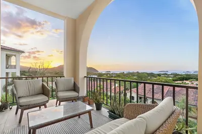 Image de Beautifully updated condo - Ocean Views