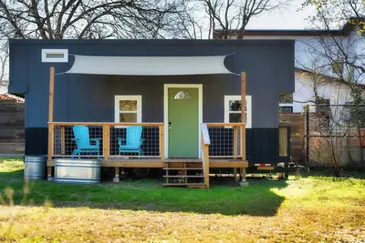 Image de Cozy Tiny Home on an Eco Farm! Huge Yard!
