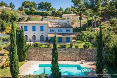 Image de Propriété avec piscine et spectaculaire vue mer à Sanary