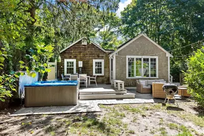 Image de Stylish Updated Home, walk to Dennis Pond, Hot Tub!