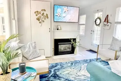 Image de Adorable Updated Cottage, Walk to Water!