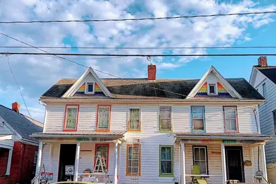 Image de \"The Rainbow House\" of Martinsburg, West by God Virginia. \n\n1-bedroom