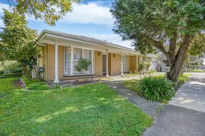 Image de Cozy Oakleigh South Family Home Next to Playground
