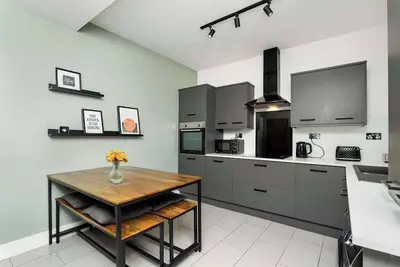 Image de 3 Bedroom House-Free Parking