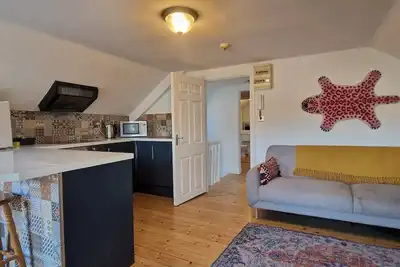 Image de Spacious Riverside 2Bd, Mid City - Above Bar&Venue