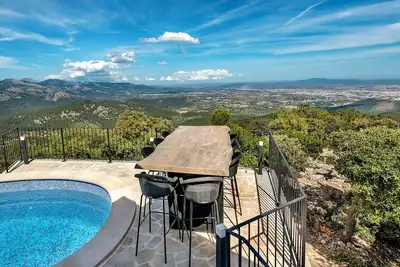Villa Carlini, Esporlas