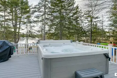 Image de 5br Waterfront Kid & Pet Friendly Hot Tub \/ Playscape \/ Kayaks! [Ocean Oasis]