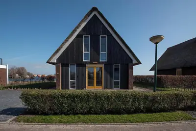 A beautiful bungalow with unique view of the Heegermeer