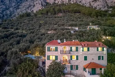 Image de Maison de vacances Makarska pour 1 - 6 personnes avec 3 chambres à coucher - Logement de vacances da