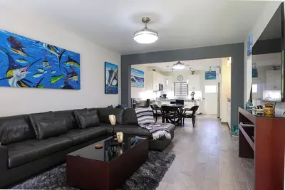 Image de C-204 Enjoy Your Vacation In This Exquisite Executive Condominium!