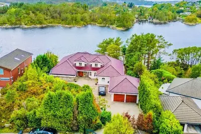 Image de Luxurious Oceanfront Villa w/private shore line, boat&kayaks, 15min from Bergen!