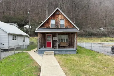 Image de Cozy 2-bedroom cabin in Gilbert. Located close to RockHouse and Devil Anse Trail