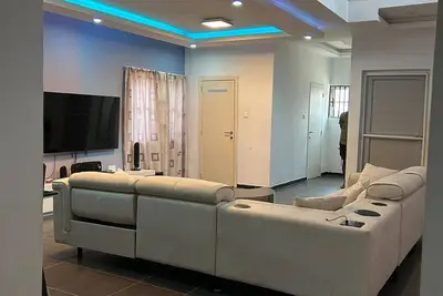 Image de Spacious 4-bedroom house with Ac and WiFi in charming Adenta Municipality