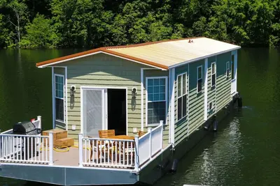 Image de Big Green Stationary- Lee’s Ford Marina