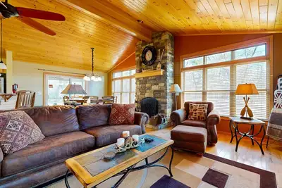 Image de Peaceful Cabin Retreat for Golf & Lake Lovers w/ pool table & games