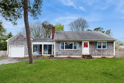 Image de Quiet home in central location with deck, W/D, & large yard