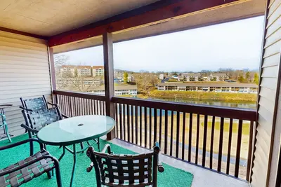 Image de Golf course view condo w/covered balcony, w/d, indoor & outdoor pools