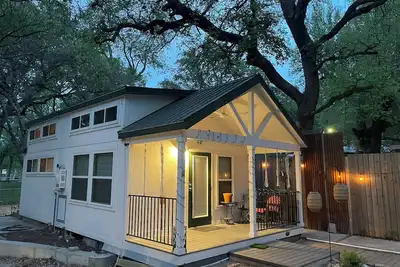 Image de Charming White 1-bedroom cottage with loft Dog friendly w room service! !
