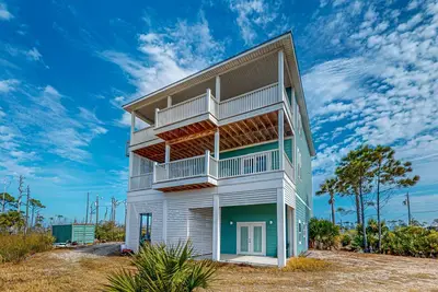 Image de Gorgeous dog-friendly coastal home with large deck and close to beach access