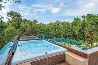 Top level apartment with jacuzzi, shared pool, gym, & tennis courts