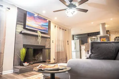 Image de Orange Oasis Villa Indoor Fireplace Garage Firepit Bbq grill near Everything!