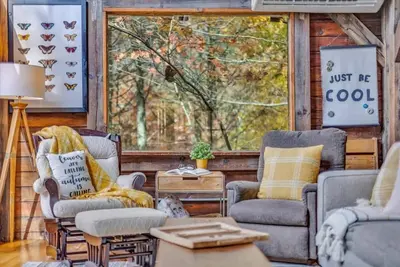 Image de A Cabin Beneath the Stars: Creek & Seclusion