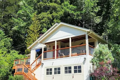 Image de Tranquil cottage nestled among trees, Guerneville