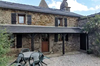 Image de Charmante maison traditionnelle en pierre dans la campagne corrézienne.