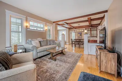 Image de Spacious 3-Bedroom Rustic Apartment Near UMass Memorial & Downtown