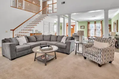 Image de Shadow Cove Mansion by OneHometown Getaways