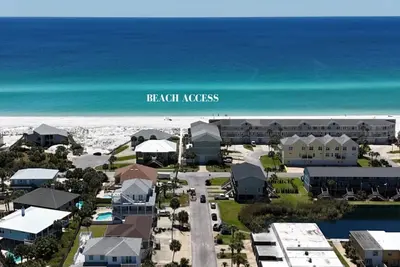 Image de 2-Bedroom Retreat steps from the Beach – Family-Friendly, Outdoor Dining!