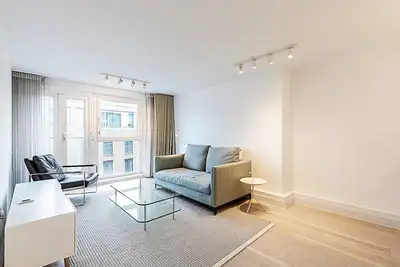 Image de 2-Bed, 2-Bath Fifth Floor Flat with Balcony