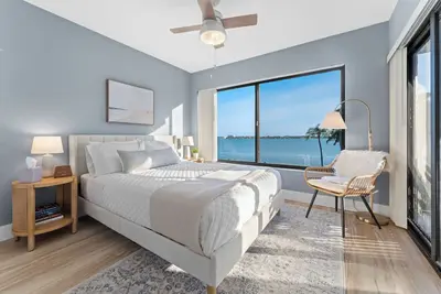Image de Luxury Waterfront Condo in Isla del Sol: Stunning Views & Prime Location!