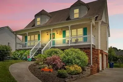 Image de Charming Cape-Cod Retreat in South Winston Salem