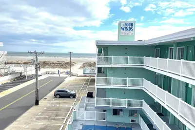 Image de Boho Beachfront Beauty! Sleeps 6, Full Kitchen, 1. 5 Bedrooms, Ocean views!