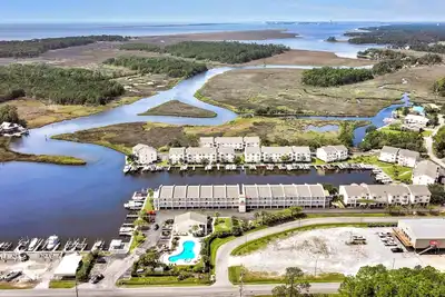 Image de Harbor Landing in Ocean Springs. Waterfront. Pool and Boat Slip!