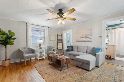 Image de Walk to the beach from this charming 2 bed/1 bath home in historic Michigan City