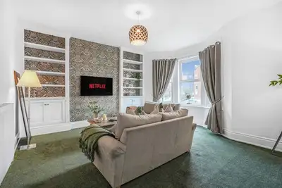 Image de Central Northampton | 4-bed Apartment | Free Parking